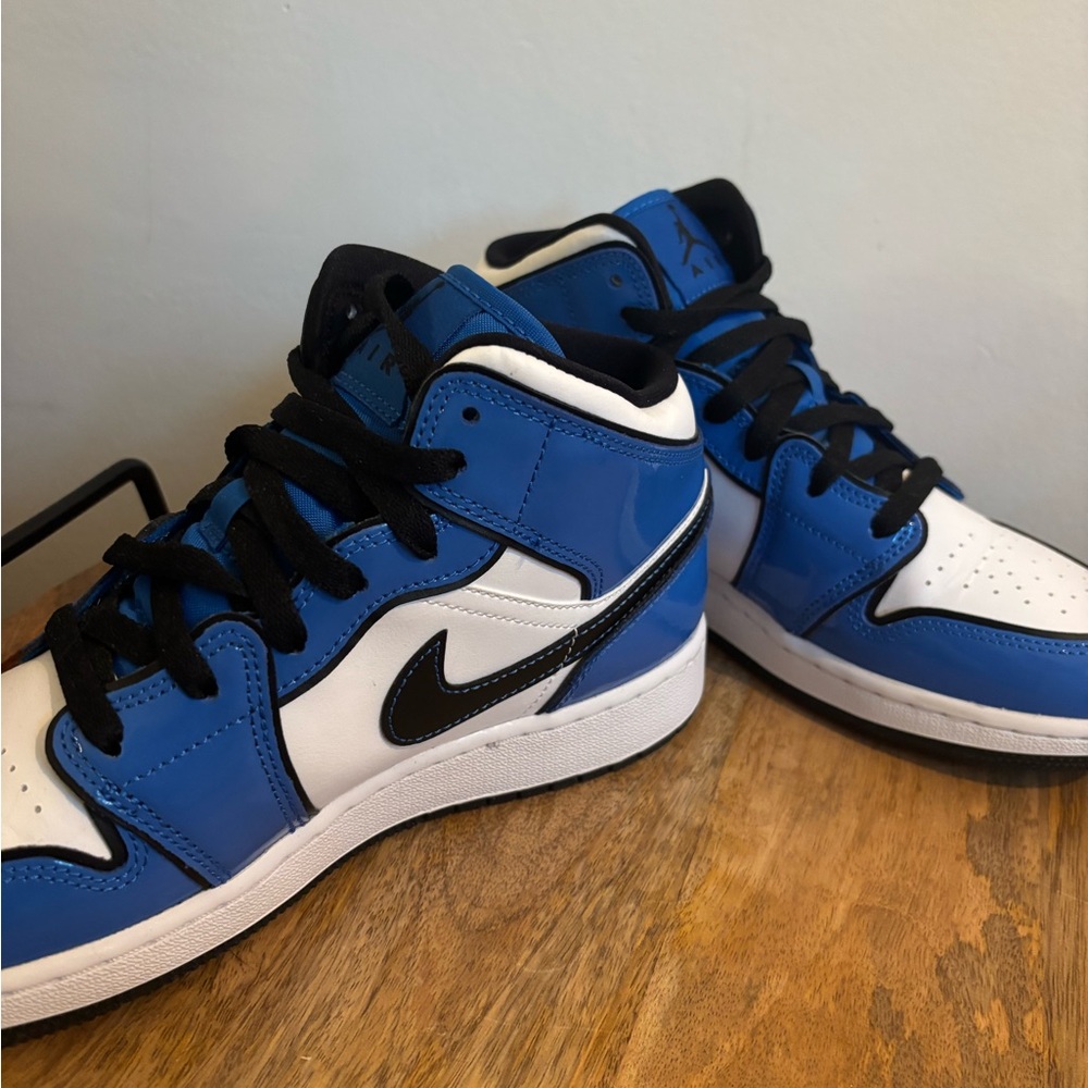 Air Jordan 1 Mid SE GS ‘Signal Blue’ - Picture 4 of 7